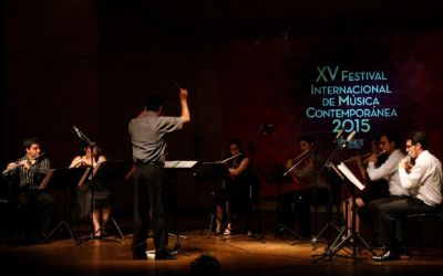 Orquesta de flautas Illawara, dirigida por Wilson Padilla, toca una obra de Edgardo Cantón.