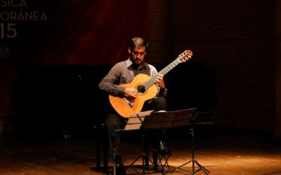 El guitarrista Gonzalo López presenta Esquinas, de Juan Orrego Salas. 