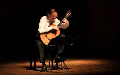 Luis Orlandini en la guitarra para las Tres Piezas Breves, de Fernando García. 