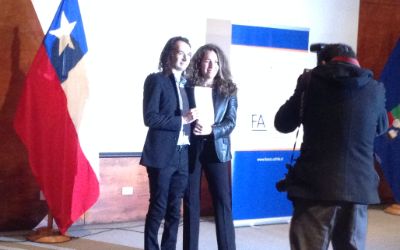 La Jefa de Carrera del Depto. de Psicología, Vanetza Quezada, entrega Diploma a Andrés Rincón, quien entregó palabras en representación de sus compañeros. 