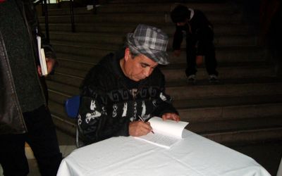 El Profesor Juan Walter Matus, dedicando su libro. El Profesor Juan Walter Matus, dedicando su libro.