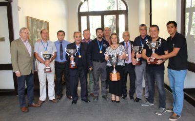 La decana Marcela Pizzi felicitó a parte de los funcionarios que representaron a la FAU en los II Juegos Deportivos Fenafuch Verano 2018.