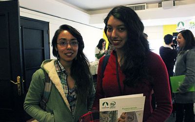 Danira Pineida y Camila Loyola, estudiantes de Ingeniería forestal de la Universidad de Chile y asistentes al evento. 