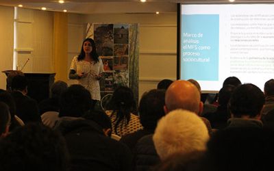 Noelia Carrasco, antropóloga, presentó el análisis social del tema, basándose en la relación entre empresas forestales y comunidades locales.