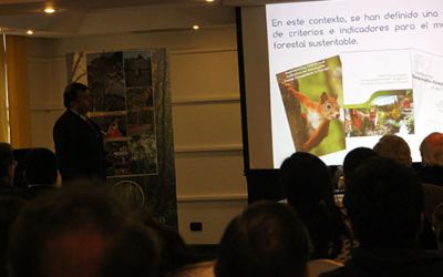 Juan Pablo Fuentes, académico FCFCN, se refirió al tema suelos, relacionado con el tema central del Seminario. 