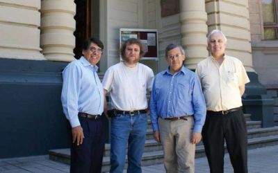 En 1985 ingenieros de la U. de Chile fueron los primeros en mandar un e-mail en el país. En la imagen, Patricio Poblete y José Miguel Piquer, de la FCFM, junto a Edgardo Krell y Sergio Mujica En 1985 ingenieros de la U. de Chile fueron los primeros en mandar un e-mail en el país. En la imagen, Patricio Poblete y José Miguel Piquer, de la FCFM, junto a Edgardo Krell y Sergio Mujica