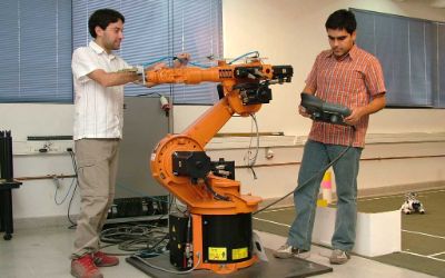 En 2002 la FCFM inauguró tres laboratorios docentes: Fluodinámica, Sólidos y Electrotecnologías En 2002 la FCFM inauguró tres laboratorios docentes: Fluodinámica, Sólidos y Electrotecnologías