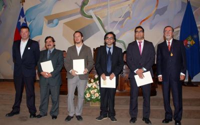 En 1º lugar de izq. a der. Roberto Cárdenas (CE) y en 3º lugar Prof. Héctor Ramírez (DIM) En 1º lugar de izq. a der. Roberto Cárdenas (CE) y en 3º lugar Prof. Héctor Ramírez (DIM)