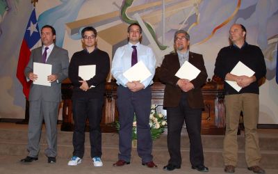 En 2º lugar de izq. a der. Prof. Nicolás Mujica (DFI) En 2º lugar de izq. a der. Prof. Nicolás Mujica (DFI)