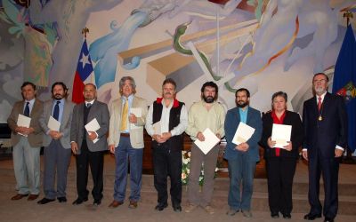 En 1º lugar de izq. a der. Prof Rodrigo Palma (DIE); 3º lugar, Prof. Néstor Becerra (DIE); 4º lugar, Prof. Luis Campusano (DAS); y junto al Rector la Prof. Laura Gallardo (DGF) En 1º lugar de izq. a der. Prof Rodrigo Palma (DIE); 3º lugar, Prof. Néstor Becerra (DIE); 4º lugar, Prof. Luis Campusano (DAS); y junto al Rector la Prof. Laura Gallardo (DGF)