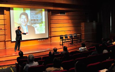 Conferencia Profesor Lee Sing Kong, Director del National Institute Of Education Singapur