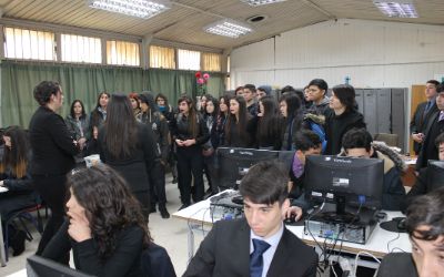 Estudiantes de especialidad de Contabilidad presentando la carrera a sus compañeros, Centro Educacional Mariano Latorre de La Pintana