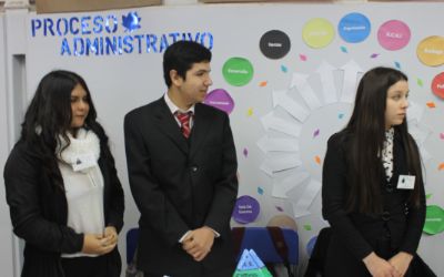 Estudiantes de la especialidad de Administración presentando la carrera a sus compañeros, Centro Educacional Valle Hermoso de Peñalolén