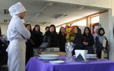 Estudiantes de la especialidad de Gastronomía presentando la carrera a sus compañeros, Centro Educacional Mariano Latorre de La Pintana