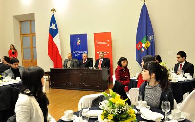Estudiantes e investigadores de la U. de Chile recibieron beca para estudiar en el extranjero