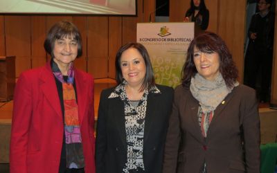 La Vicerrectora de Asuntos Académicos Rosa Devés, la Directora de SISIB Gabriela Ortúzar y la Directora de Investigación Silvia Nuñez. La Vicerrectora de Asuntos Académicos Rosa Devés, la Directora de SISIB Gabriela Ortúzar y la Directora de Investigación Silvia Nuñez.