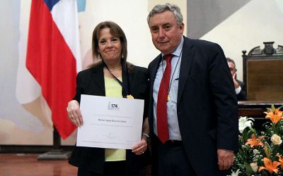 Medalla 40 años de servicio: reconocimiento a toda una vida vinculada a la Casa de Bello Medalla 40 años de servicio: reconocimiento a toda una vida vinculada a la Casa de Bello