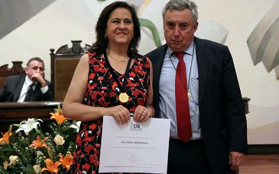 Medalla 40 años de servicio: reconocimiento a toda una vida vinculada a la Casa de Bello Medalla 40 años de servicio: reconocimiento a toda una vida vinculada a la Casa de Bello
