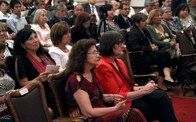 Medalla 40 años de servicio: reconocimiento a toda una vida vinculada a la Casa de Bello Medalla 40 años de servicio: reconocimiento a toda una vida vinculada a la Casa de Bello