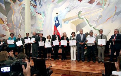 Medalla 40 años de servicio: reconocimiento a toda una vida vinculada a la Casa de Bello Medalla 40 años de servicio: reconocimiento a toda una vida vinculada a la Casa de Bello