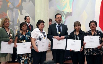 Medalla 40 años de servicio: reconocimiento a toda una vida vinculada a la Casa de Bello Medalla 40 años de servicio: reconocimiento a toda una vida vinculada a la Casa de Bello
