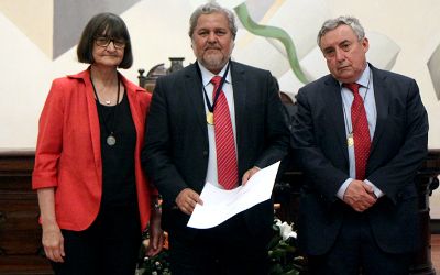 Medalla 40 años de servicio: reconocimiento a toda una vida vinculada a la Casa de Bello Medalla 40 años de servicio: reconocimiento a toda una vida vinculada a la Casa de Bello