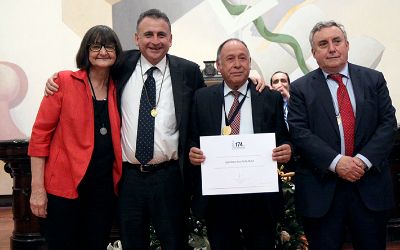 Medalla 40 años de servicio: reconocimiento a toda una vida vinculada a la Casa de Bello Medalla 40 años de servicio: reconocimiento a toda una vida vinculada a la Casa de Bello
