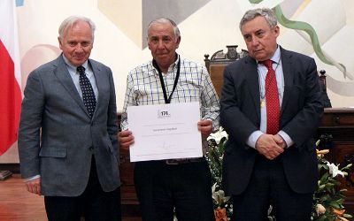 Medalla 40 años de servicio: reconocimiento a toda una vida vinculada a la Casa de Bello Medalla 40 años de servicio: reconocimiento a toda una vida vinculada a la Casa de Bello