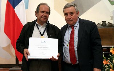 Medalla 40 años de servicio: reconocimiento a toda una vida vinculada a la Casa de Bello Medalla 40 años de servicio: reconocimiento a toda una vida vinculada a la Casa de Bello