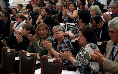 Medalla 40 años de servicio: reconocimiento a toda una vida vinculada a la Casa de Bello Medalla 40 años de servicio: reconocimiento a toda una vida vinculada a la Casa de Bello