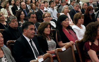 Medalla 40 años de servicio: reconocimiento a toda una vida vinculada a la Casa de Bello Medalla 40 años de servicio: reconocimiento a toda una vida vinculada a la Casa de Bello