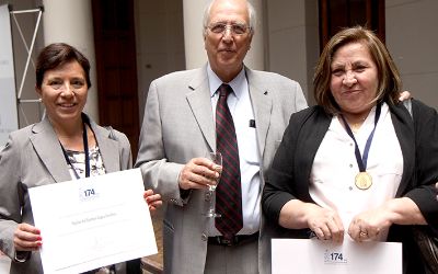 Medalla 40 años de servicio: reconocimiento a toda una vida vinculada a la Casa de Bello Medalla 40 años de servicio: reconocimiento a toda una vida vinculada a la Casa de Bello