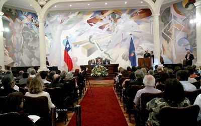 Medalla 40 años de servicio: reconocimiento a toda una vida vinculada a la Casa de Bello Medalla 40 años de servicio: reconocimiento a toda una vida vinculada a la Casa de Bello