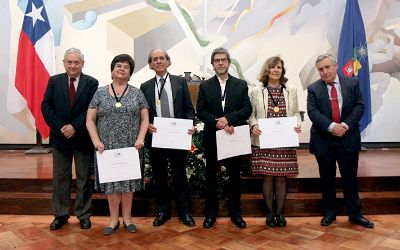Medalla 40 años de servicio: reconocimiento a toda una vida vinculada a la Casa de Bello Medalla 40 años de servicio: reconocimiento a toda una vida vinculada a la Casa de Bello