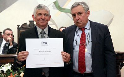 Medalla 40 años de servicio: reconocimiento a toda una vida vinculada a la Casa de Bello Medalla 40 años de servicio: reconocimiento a toda una vida vinculada a la Casa de Bello