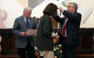 Medalla 40 años de servicio: reconocimiento a toda una vida vinculada a la Casa de Bello Medalla 40 años de servicio: reconocimiento a toda una vida vinculada a la Casa de Bello