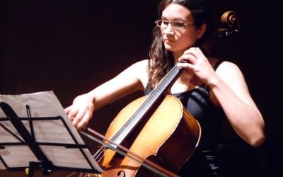 La artista Francisca Reyes interpretó el solo Dualidad para uno, con su violoncello. 