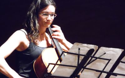 La artista Francisca Reyes interpretó el solo Dualidad para uno, con su violoncello. 