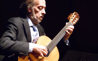 El Académico y guitarrista Luis Orlandini interpretó la obra Divertimento. 
