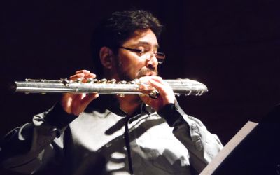 El Director del Departamento de Música, Wilson Padilla, tocó la flauta baja para dar vida a la obra Zyngue.  