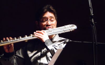 El Director del Departamento de Música, Wilson Padilla, tocó la flauta baja para dar vida a la obra Zyngue.  