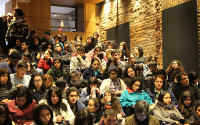Estudiantes, funcionarios, académicos y autoridades, se reunieron en el auditorio de la FAU.