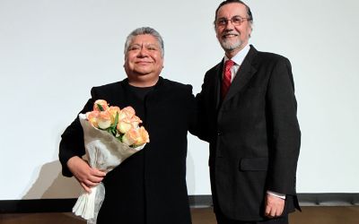  El Tenor mapuche José Quilapi recibiendo un reconocimiento de manos del Rector Víctor Pérez.