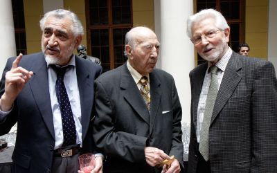 El Dr. Berríos, académico de la Facultad de Medicina; su padre el Dr. Raúl Berríos, académico retirado de la misma unidad; y el exdecano de Medicina Alfredo Jadresic.