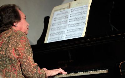  La Decana de la Facultad de Artes e interprete superior en piano, Clara Luz Cárdenas, tocando piezas de Chopin y Leng.