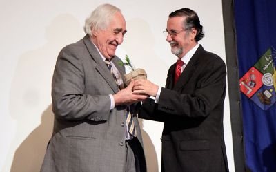  El Dr. Edmundo Covarrubias recibiendo una Araucaria del manos del Rector de la Universidad de Chile.
