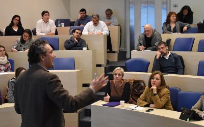 Sebastian Vidaurre exponiendo a los funcionarios de la U de Chile presentes en el taller de Liderazgo