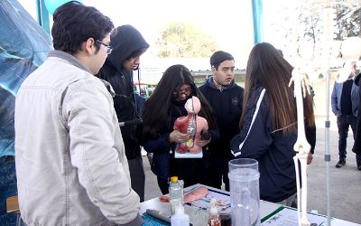 Universidad de Chile acerca la ciencia a estudiantes de colegios municipales