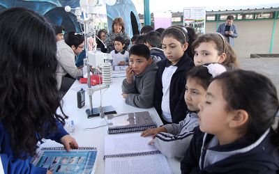 Universidad de Chile acerca la ciencia a estudiantes de colegios municipales