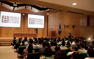 U. de Chile recibió a nuevos escolares que participarán de la Escuela 